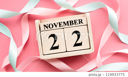11月22日のカレンダー いい夫婦の日 ピンク背景 11月22日のカレンダー いい夫婦の日 ピンク背景 119933775