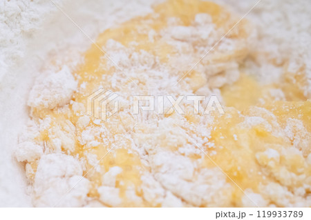 ホットケーキミックスと生卵をミックスしているイメージ　(写真素材) 119933789