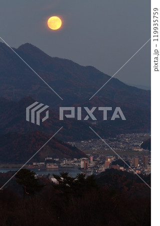 五老ヶ岳から望む満月 五老ヶ岳から望む満月 119935759
