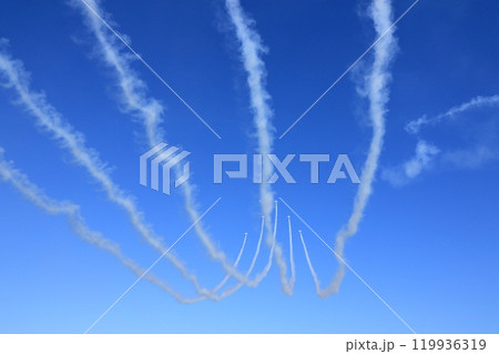 ブルーインパルスの展示飛行　快晴にスモークを曳くブルーインパルス 119936319