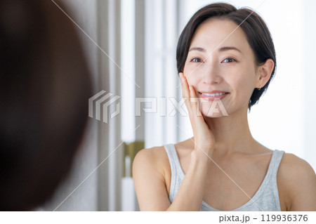 女性 スキンケア 女性 スキンケア 119936376