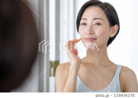 女性 スキンケア 女性 スキンケア 119936378