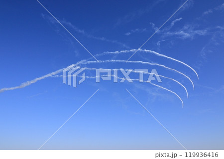 ブルーインパルスの展示飛行　快晴にスモークを曳くブルーインパルス 119936416
