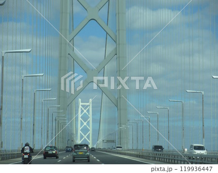 橋を渡る 119936447