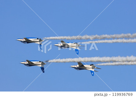 ブルーインパルスの展示飛行　快晴にスモークを曳くブルーインパルス 119936769