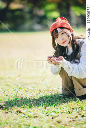 キャンプ場で秋を探す若い女性 キャンプ場で秋を探す若い女性 119936784