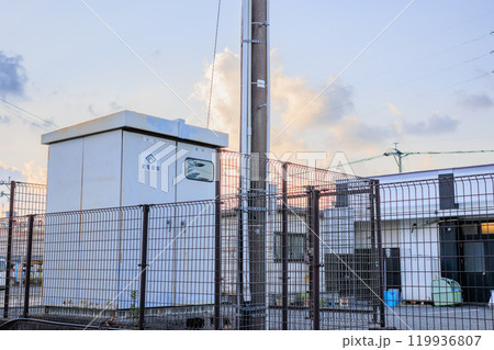 夕景に映える変電設備 119936807
