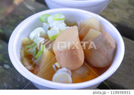 木製の椅子に置かれた芋煮鍋 木製の椅子に置かれた芋煮鍋 119936931