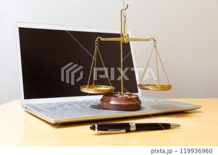 ネット裁判　裁判IT化のイメージ 。パソコンと天秤 119936960