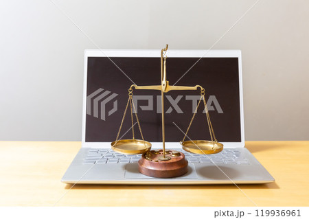 ネット裁判　裁判IT化のイメージ 。パソコンと天秤 119936961