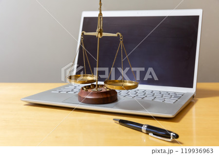 ネット裁判 裁判IT化のイメージ 。パソコンと天秤 ネット裁判 裁判IT化のイメージ 。パソコンと天秤 119936963