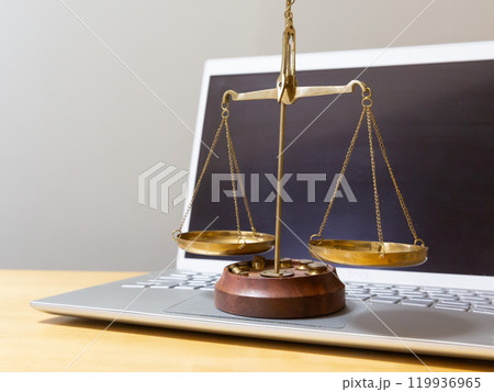 ネット裁判　裁判IT化のイメージ 。パソコンと天秤 119936965