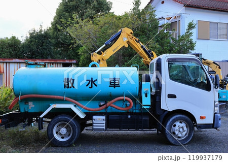 散水車と道路管理　美しい街を守るための必需品 119937179