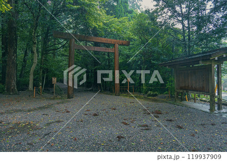 伊勢神宮内宮別宮 瀧原宮の参道入口 119937909
