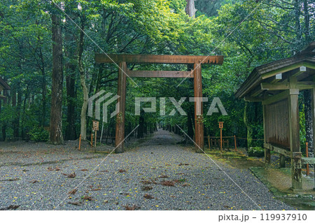 伊勢神宮内宮別宮 瀧原宮の参道入口 伊勢神宮内宮別宮 瀧原宮の参道入口 119937910
