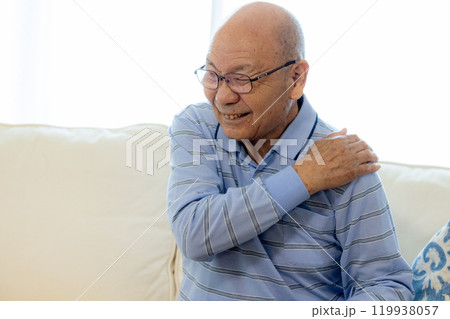 体調が悪いシニア 119938057