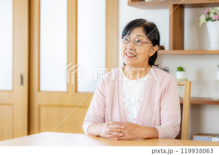 シニア女性 自宅 ポートレート シニア女性 自宅 ポートレート 119938063