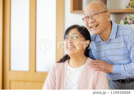 笑顔のシニア夫婦 119938066