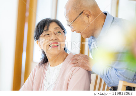 笑顔のシニア夫婦 119938068