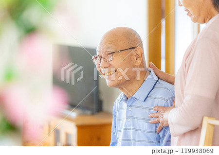 笑顔のシニア夫婦 119938069