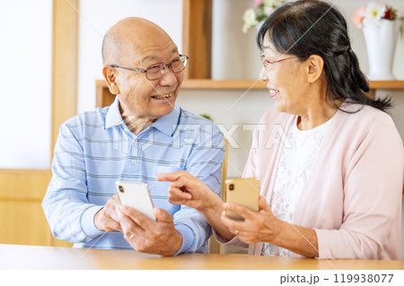 スマホを見るシニア夫婦 スマホを見るシニア夫婦 119938077