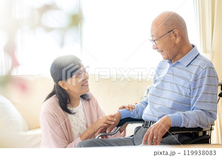 シニア夫婦 車椅子 老々介護 シニア夫婦 車椅子 老々介護 119938083