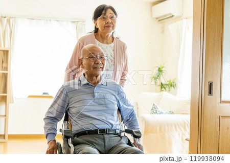 笑顔のシニア夫婦 119938094
