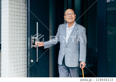 出かけるシニア男性　玄関 119938113