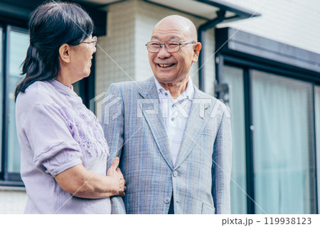 寄り添うシニア夫婦 寄り添うシニア夫婦 119938123