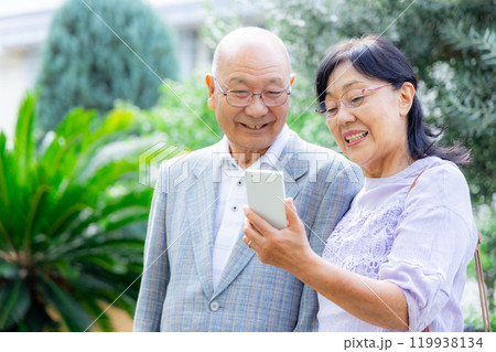 スマホを見るシニア夫婦 スマホを見るシニア夫婦 119938134