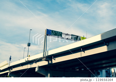 首都高速5号線 早稲田出口方向矢印　2024.10末　暖色 119938164