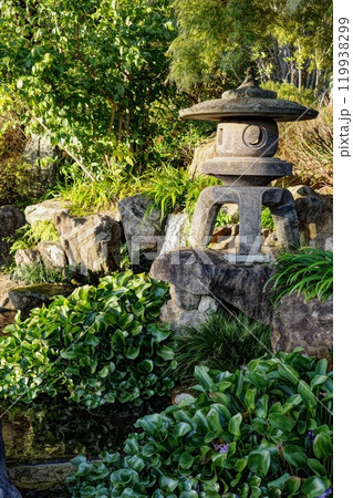神社の灯篭と植物 119938299