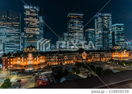 東京駅と丸の内の夜景 東京駅と丸の内の夜景 119938539