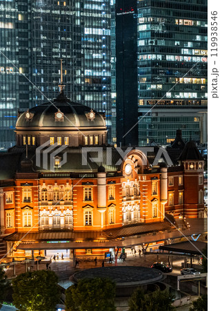東京駅と丸の内の夜景 119938546