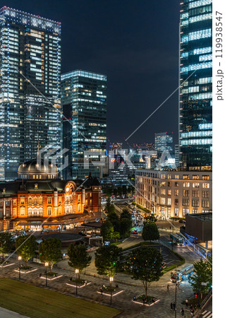 東京駅と丸の内の夜景 119938547