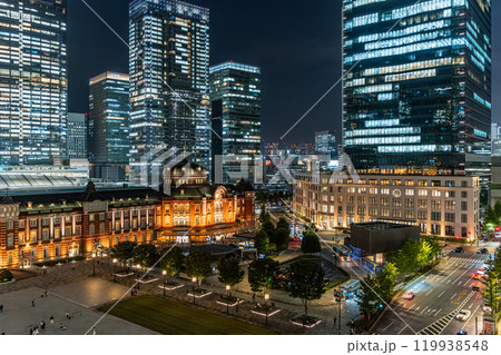 東京駅と丸の内の夜景 東京駅と丸の内の夜景 119938548
