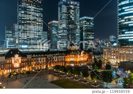 東京駅と丸の内の夜景 東京駅と丸の内の夜景 119938559