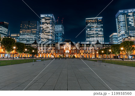 東京駅と丸の内の夜景 119938560