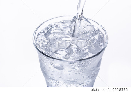 炭酸水をグラスに注ぐ 119938573
