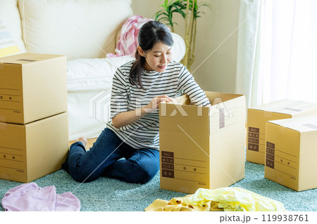 引越しの準備をする女性 119938761