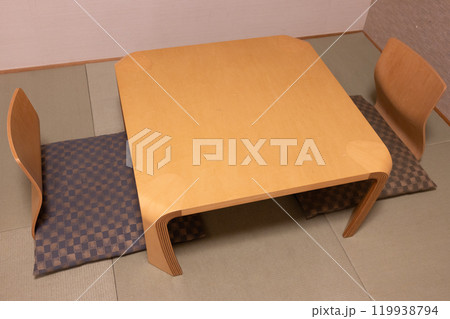 和室に置かれた座椅子と座卓と座布団 119938794