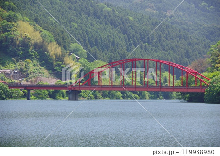 愛媛県四国中央市 金砂湖に架かる平野橋 愛媛県四国中央市 金砂湖に架かる平野橋 119938980
