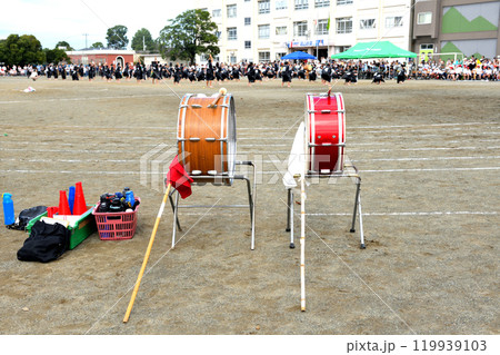 小学校運動会でよさこいを踊る生徒と応援団の太鼓 小学校運動会でよさこいを踊る生徒と応援団の太鼓 119939103