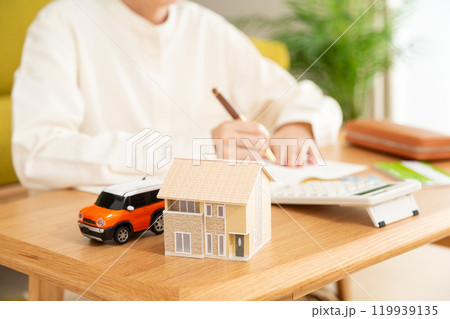 家のリビングで家計簿をつけるミドル〜シニア女性 119939135