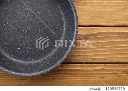 テーブルに置かれたフッ素加工のフライパン テーブルに置かれたフッ素加工のフライパン 119939329
