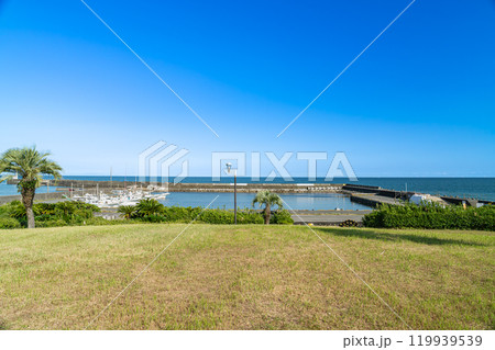 牧之原市の海の見える公園シーサイドパークと青い空と海の風景(静岡県) 牧之原市の海の見える公園シーサイドパークと青い空と海の風景(静岡県) 119939539