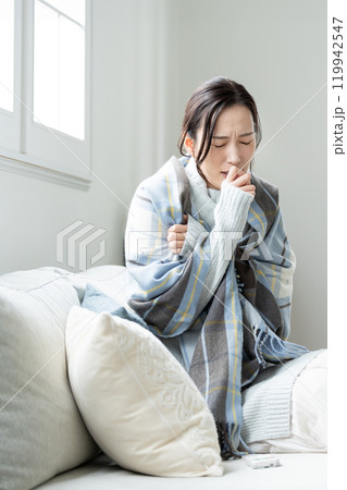 寒がりな若い女性　体調不良 119942547