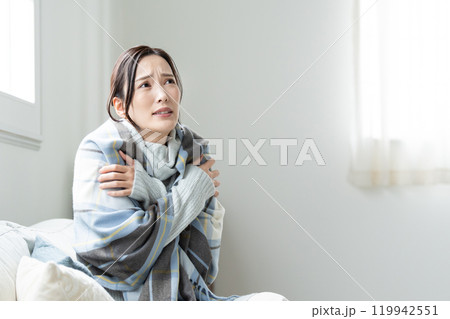 寒がりな若い女性　体調不良 119942551