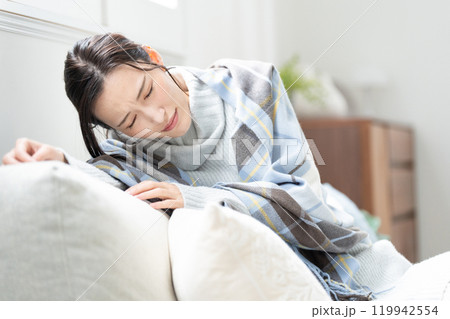 寒がりな若い女性　体調不良 119942554