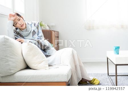 寒がりな若い女性　体調不良 119942557